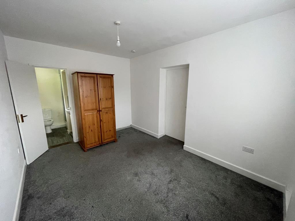 Lot: 15 - SIX LETTING ROOMS ALL WITH EN-SUITES - Bedroom two with en-suite